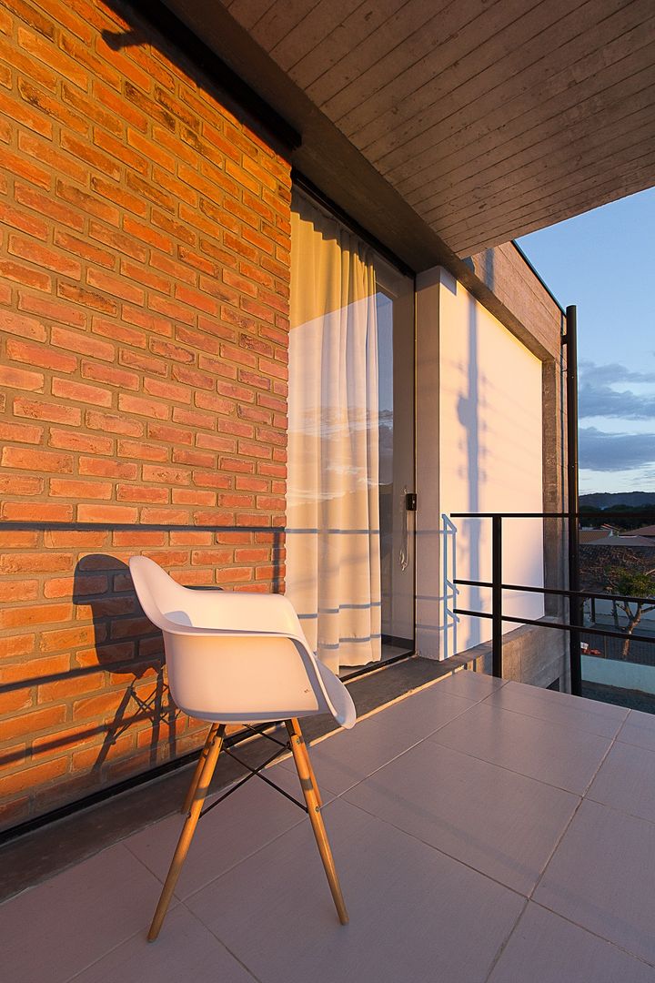 Casa D, PJV Arquitetura PJV Arquitetura Modern balcony, veranda & terrace Bricks
