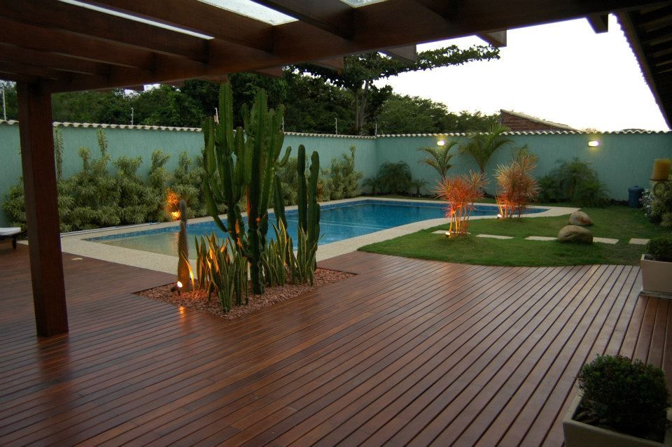 Luar de Búzios, Gisele Ribeiro Arquitetura Gisele Ribeiro Arquitetura Piscina eclettica Legno Effetto legno