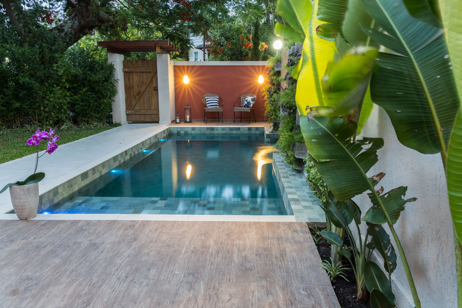 Piscina mar do Caribe, Gisele Ribeiro Arquitetura Gisele Ribeiro Arquitetura Tropical style pool Stone