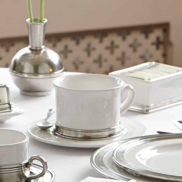 homify Classic style kitchen Ceramic Cutlery, crockery & glassware