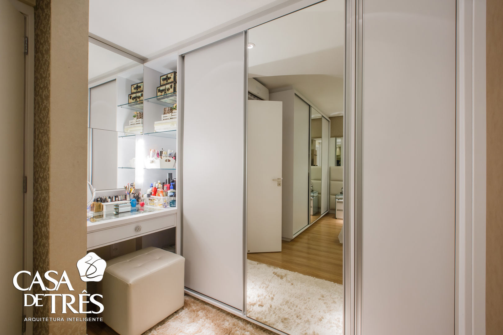 Projeto de interiores de um apartamento moderno, Casa de Três Casa de Três Closets modernos