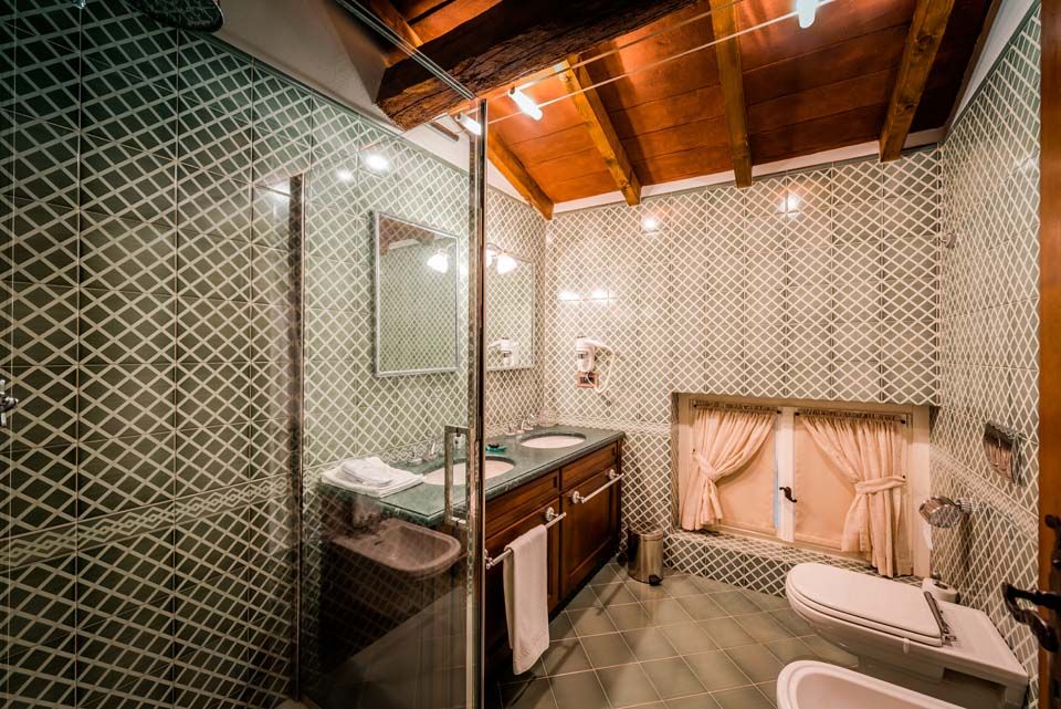 Torre dei Canonici, Angelo De Leo Photographer Angelo De Leo Photographer Classic style bathroom Bathtubs & showers