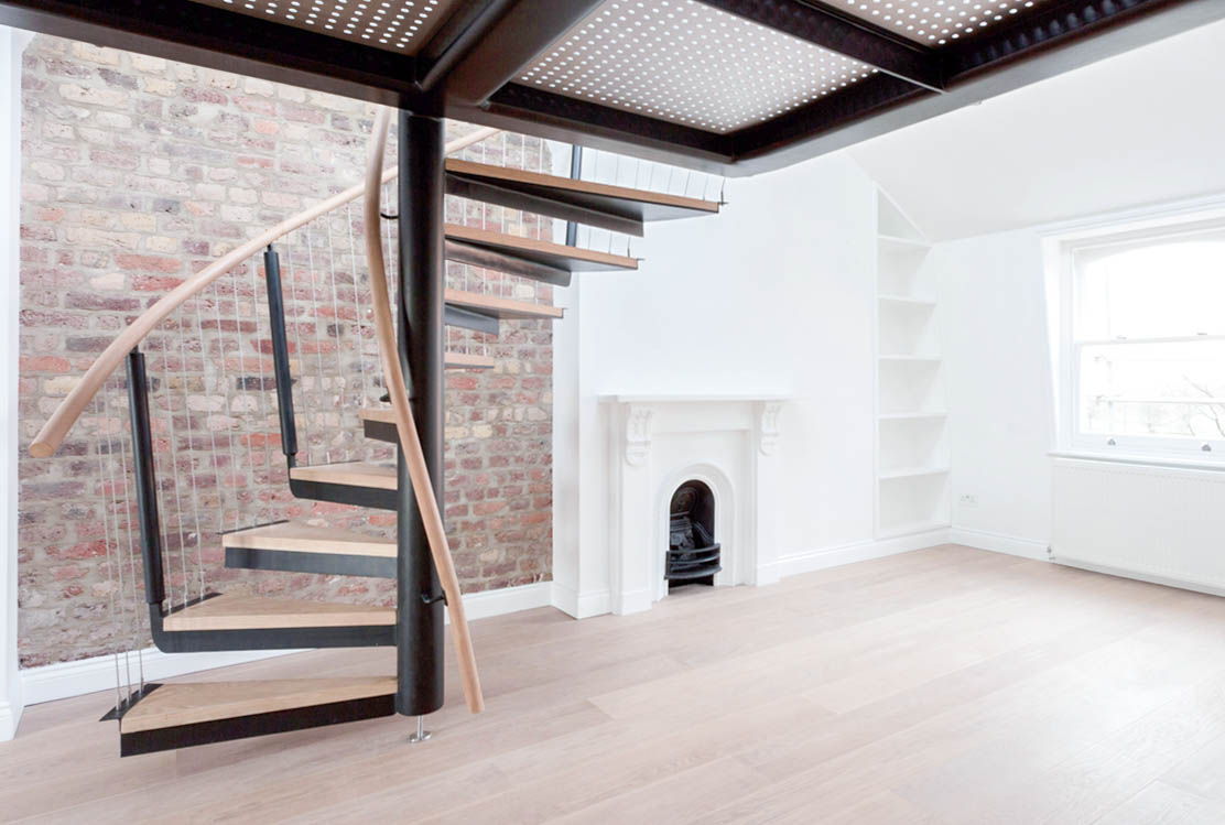 Spiral staircase to the mezzanine Railing London Ltd Pasillos, vestíbulos y escaleras de estilo moderno