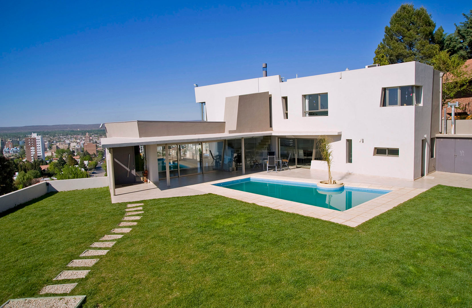 Vista desde Patio Poggi Schmit Arquitectura Casas de estilo moderno