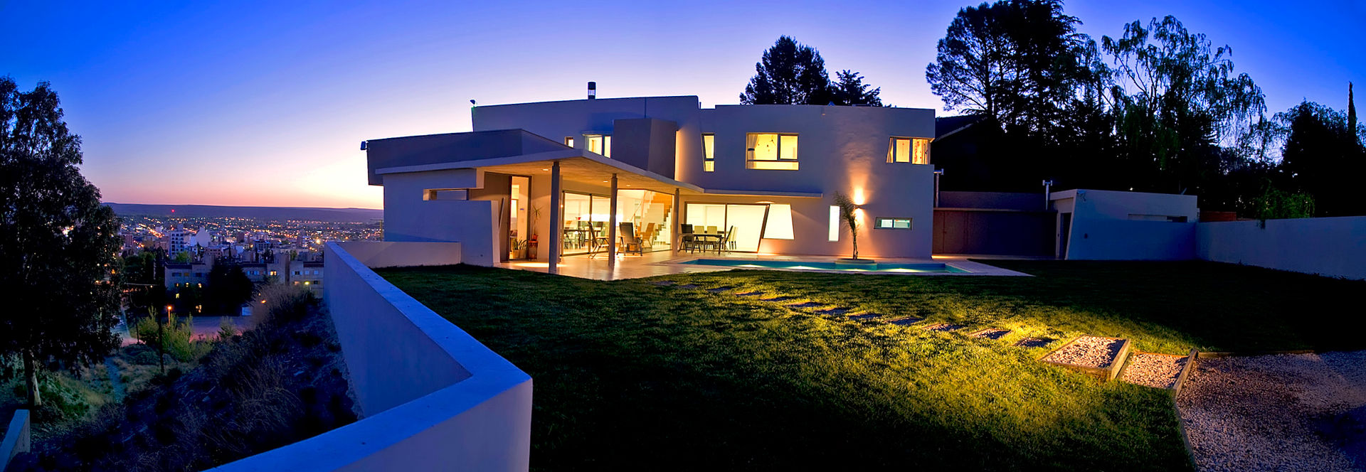 Vista desde Patio 02 Poggi Schmit Arquitectura Casas modernas: Ideas, diseños y decoración