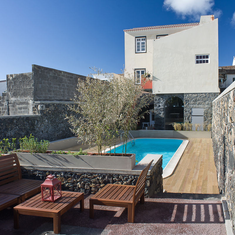 Azorean Urban Lodge, ARCO mais - arquitectura e construção ARCO mais - arquitectura e construção Rustic style house