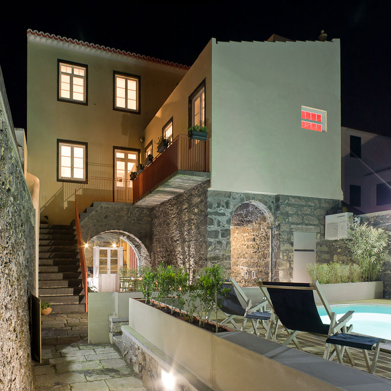 swimming pool deck by night ARCO mais - arquitectura e construção Piscinas rústicas deck,stone,light,swimming pool