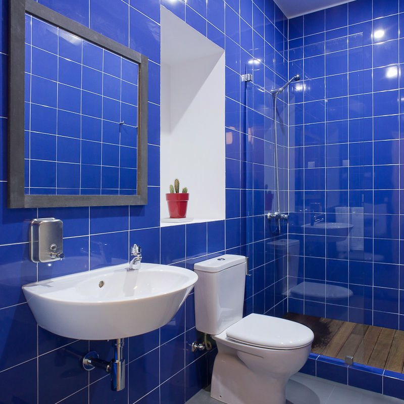 blue bathroom ARCO mais - arquitectura e construção Banheiros rústicos Azulejo