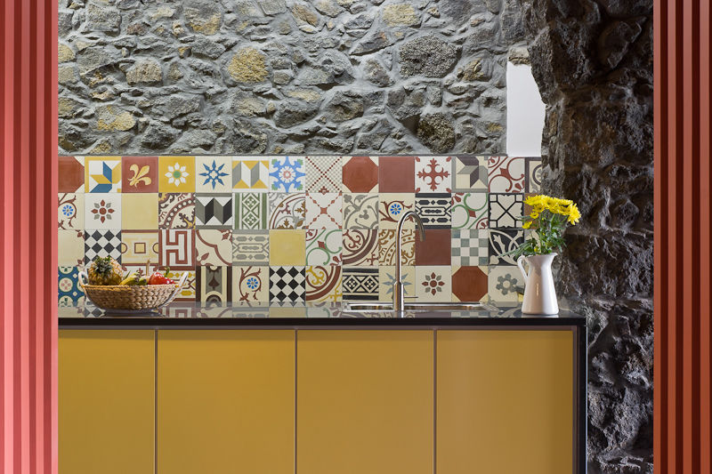 Azorean Urban Lodge, ARCO mais - arquitectura e construção ARCO mais - arquitectura e construção Rustic style kitchen Ceramic