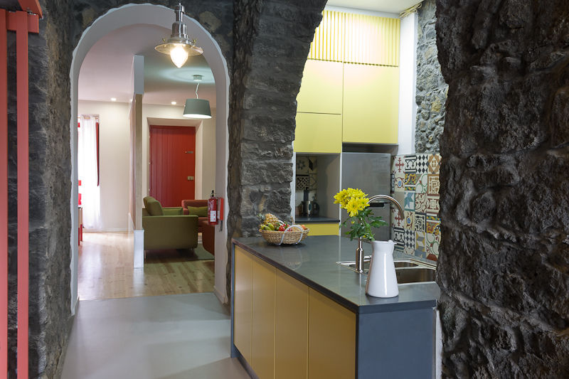 Azorean Urban Lodge, ARCO mais - arquitectura e construção ARCO mais - arquitectura e construção Rustic style kitchen