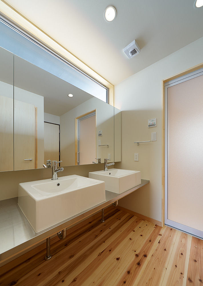 T-house, coil松村一輝建設計事務所 coil松村一輝建設計事務所 Eclectic style bathroom