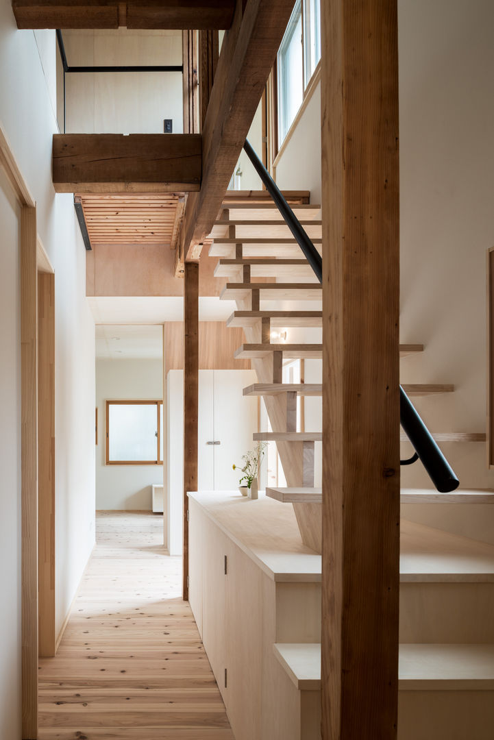 Re：M-house, coil松村一輝建設計事務所 coil松村一輝建設計事務所 Eclectic corridor, hallway & stairs