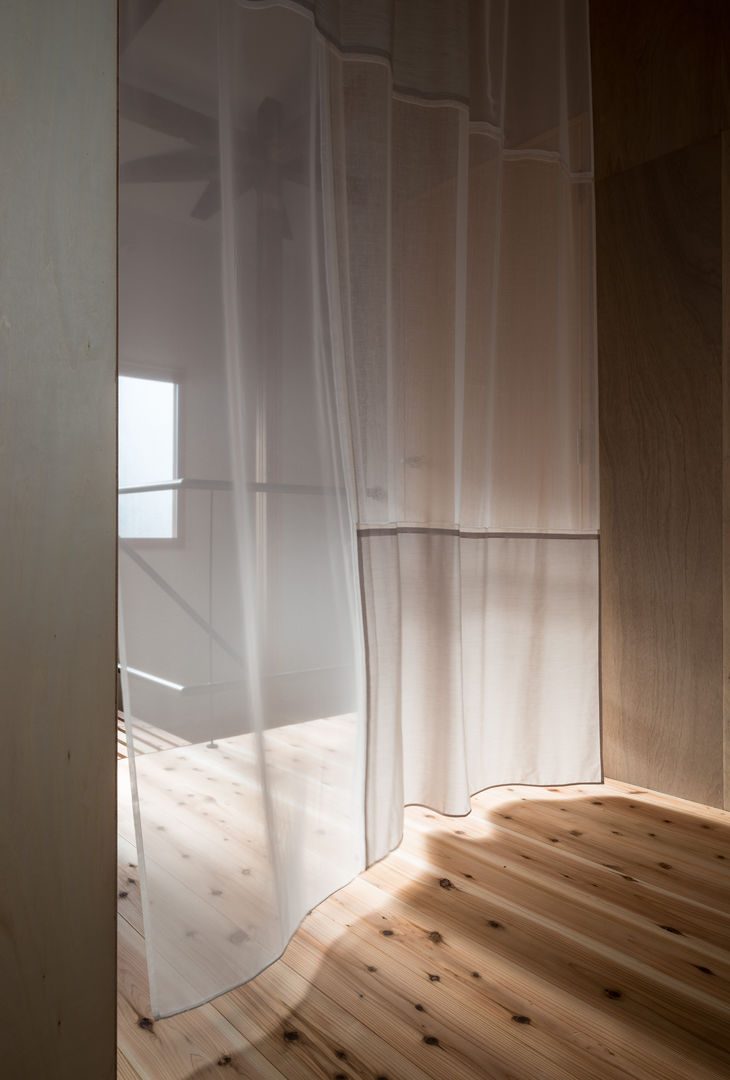 Re：M-house, coil松村一輝建設計事務所 coil松村一輝建設計事務所 Eclectic style corridor, hallway & stairs