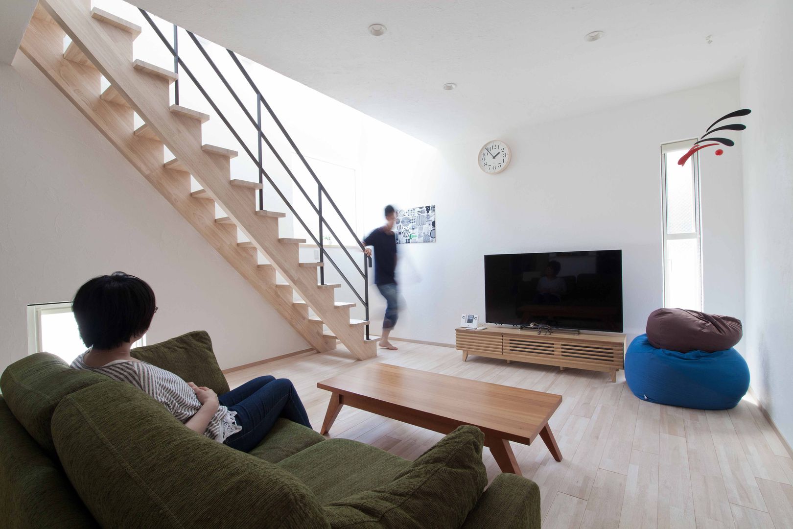 北欧インテリアの似合う家, USMORE - アスモア（遊友建築工房） USMORE - アスモア（遊友建築工房） Scandinavian style living room Solid Wood Multicolored