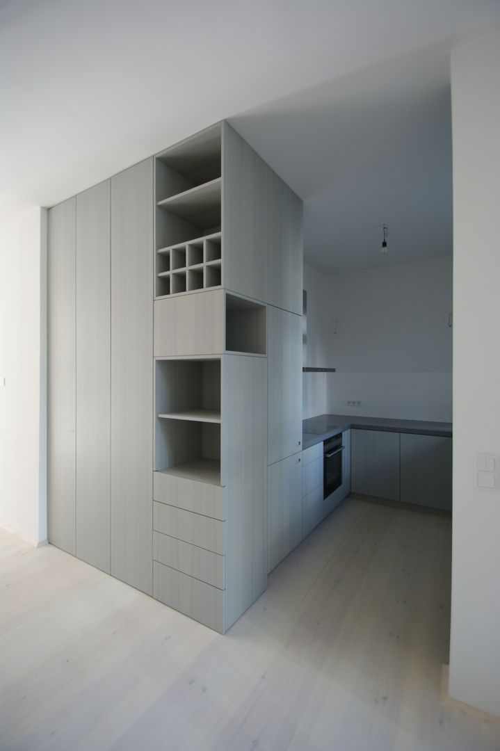 Wohnungsausbau in Berlin-Prenzlauer Berg, DER RAUM DER RAUM ミニマルデザインの キッチン