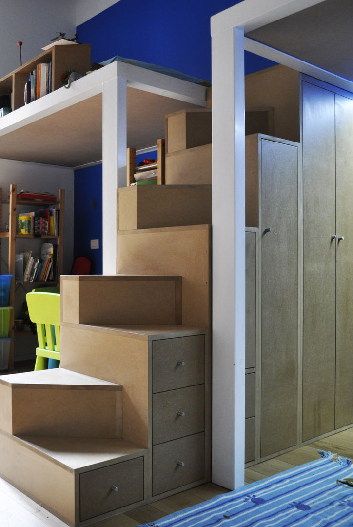 Scala mobile per letto a castello, PAOLO DANIOTTI PAOLO DANIOTTI Habitaciones para niños de estilo minimalista Derivados de madera Transparente Armarios y cómodas