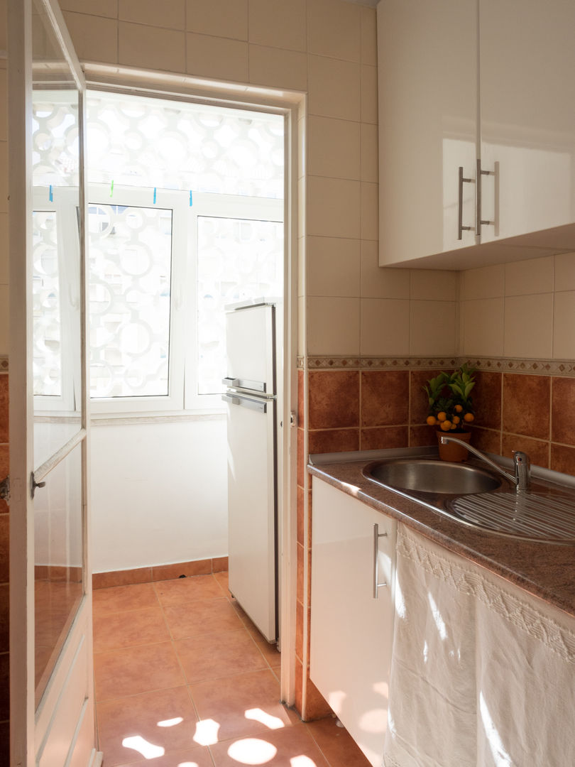 50s Apartment (Serviced) - Lisbon, MUDA Home Design MUDA Home Design مطبخ