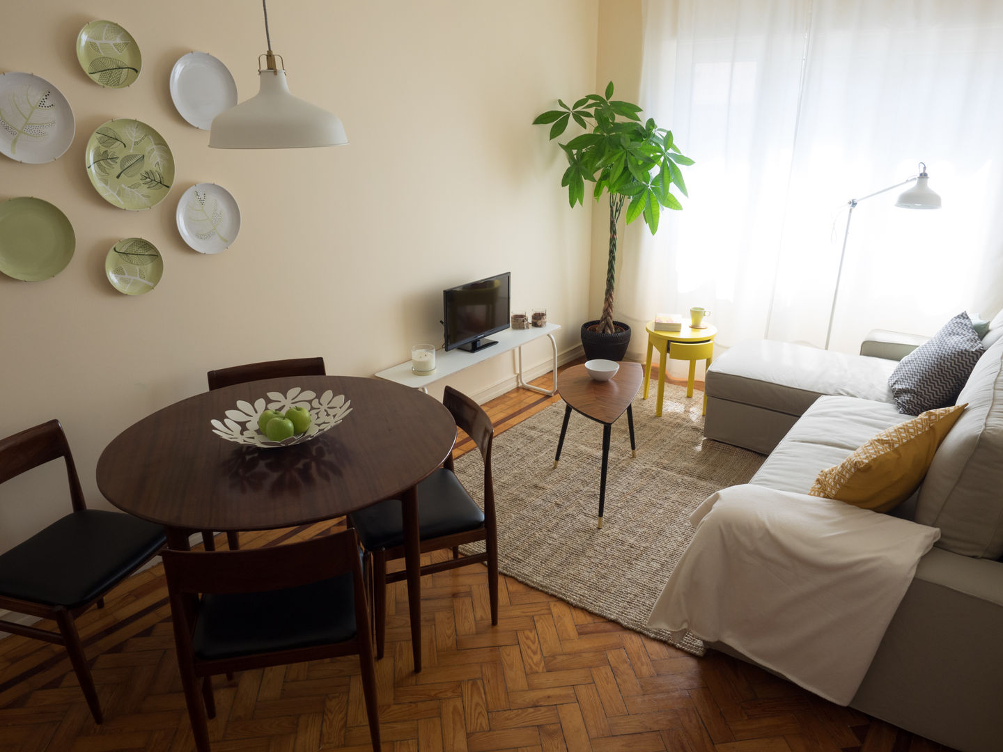 Apartamento Anos 50 | Depois MUDA Home Design Salas de estar ecléticas