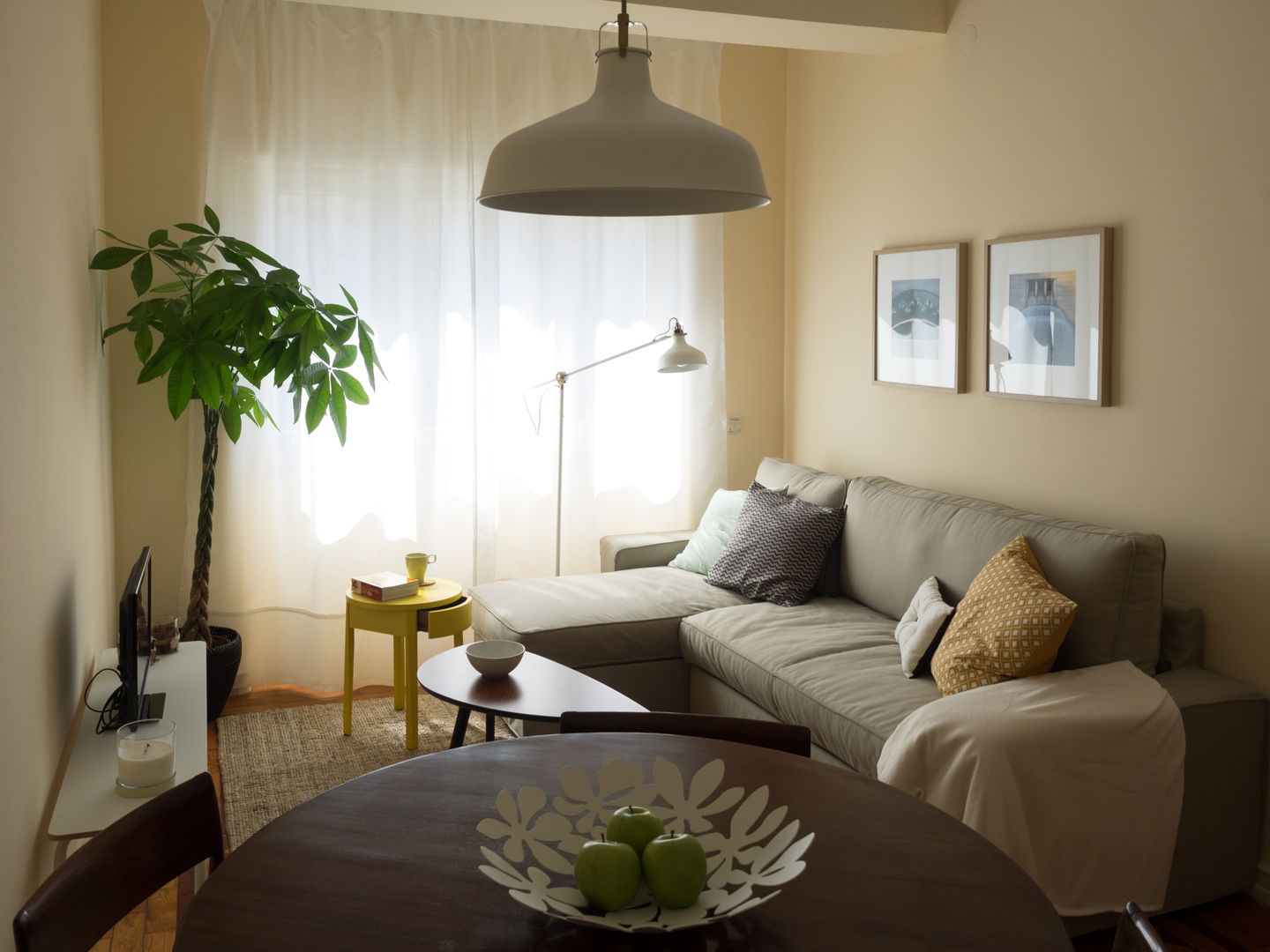 50s Apartment (Serviced) - Lisbon, MUDA Home Design MUDA Home Design Eklektyczny salon