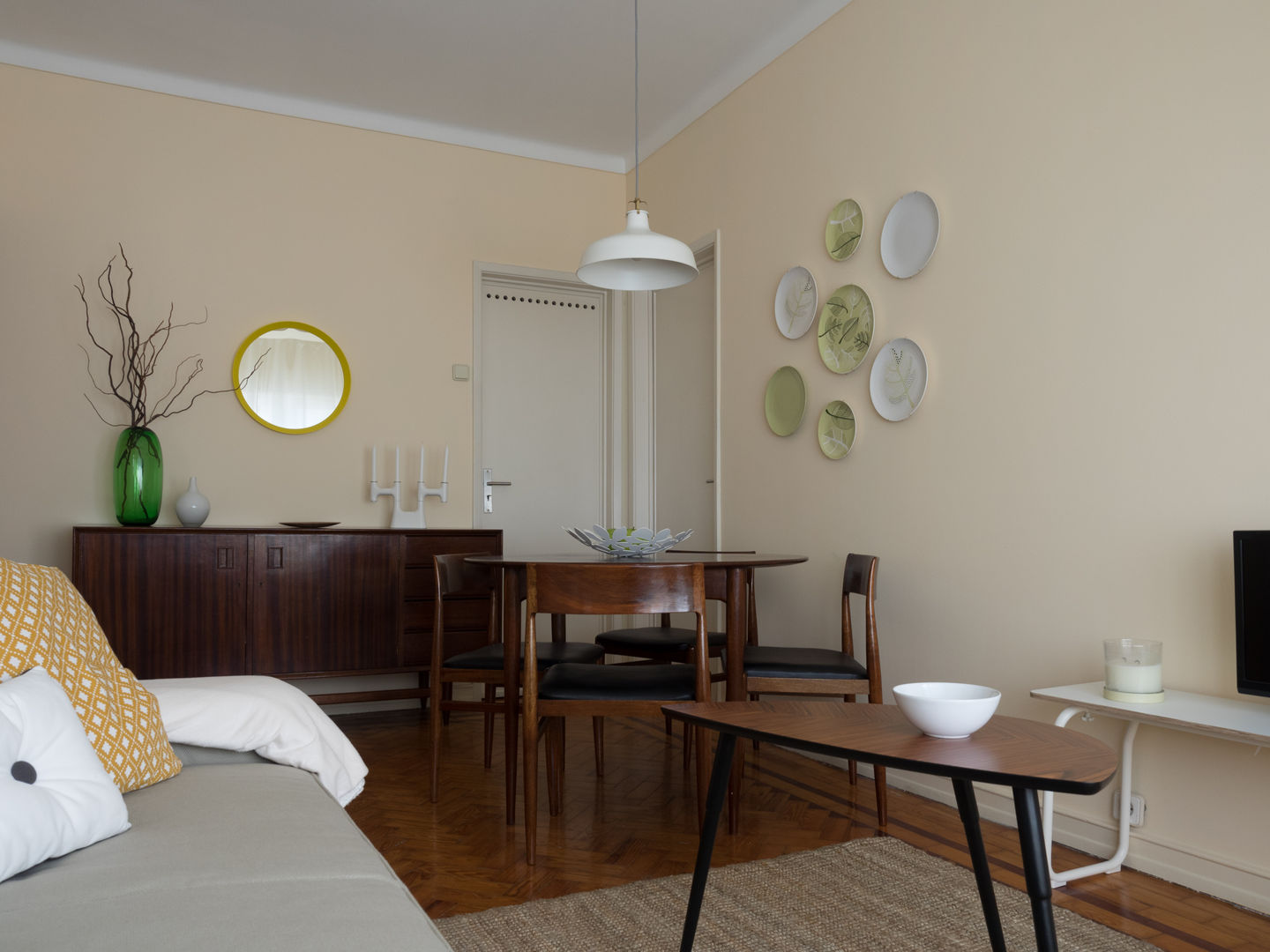 50s Apartment (Serviced) - Lisbon, MUDA Home Design MUDA Home Design Sala da pranzo eclettica