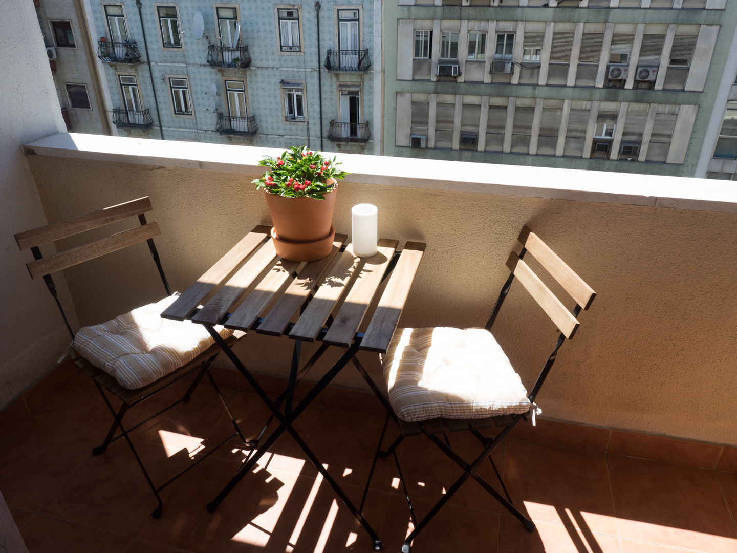 50s Apartment (Serviced) - Lisbon, MUDA Home Design MUDA Home Design Ausgefallener Balkon, Veranda & Terrasse