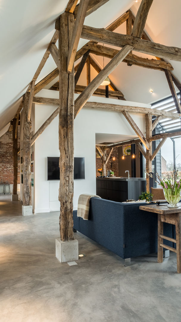 De droom van vintage & natuur in prachtige combinatie: een woonboerderij om van te dromen, van Os Architecten van Os Architecten Gebouw,Plant,Bank,Hout,Interieur ontwerp,Vloer,Tafel,Straal,Schaduw,huis