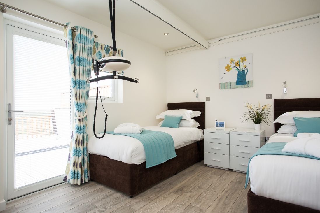 Disability Twin Bedroom Building With Frames Nowoczesna sypialnia Drewno O efekcie drewna