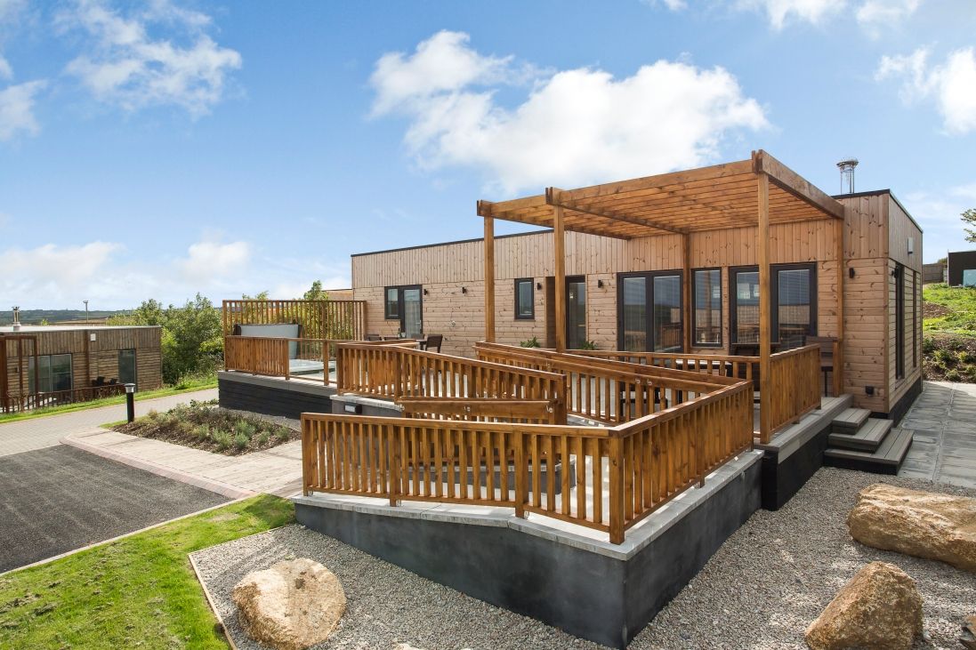 Disability Lodge Front & Decking Area Building With Frames 모던스타일 주택 우드 우드 그레인