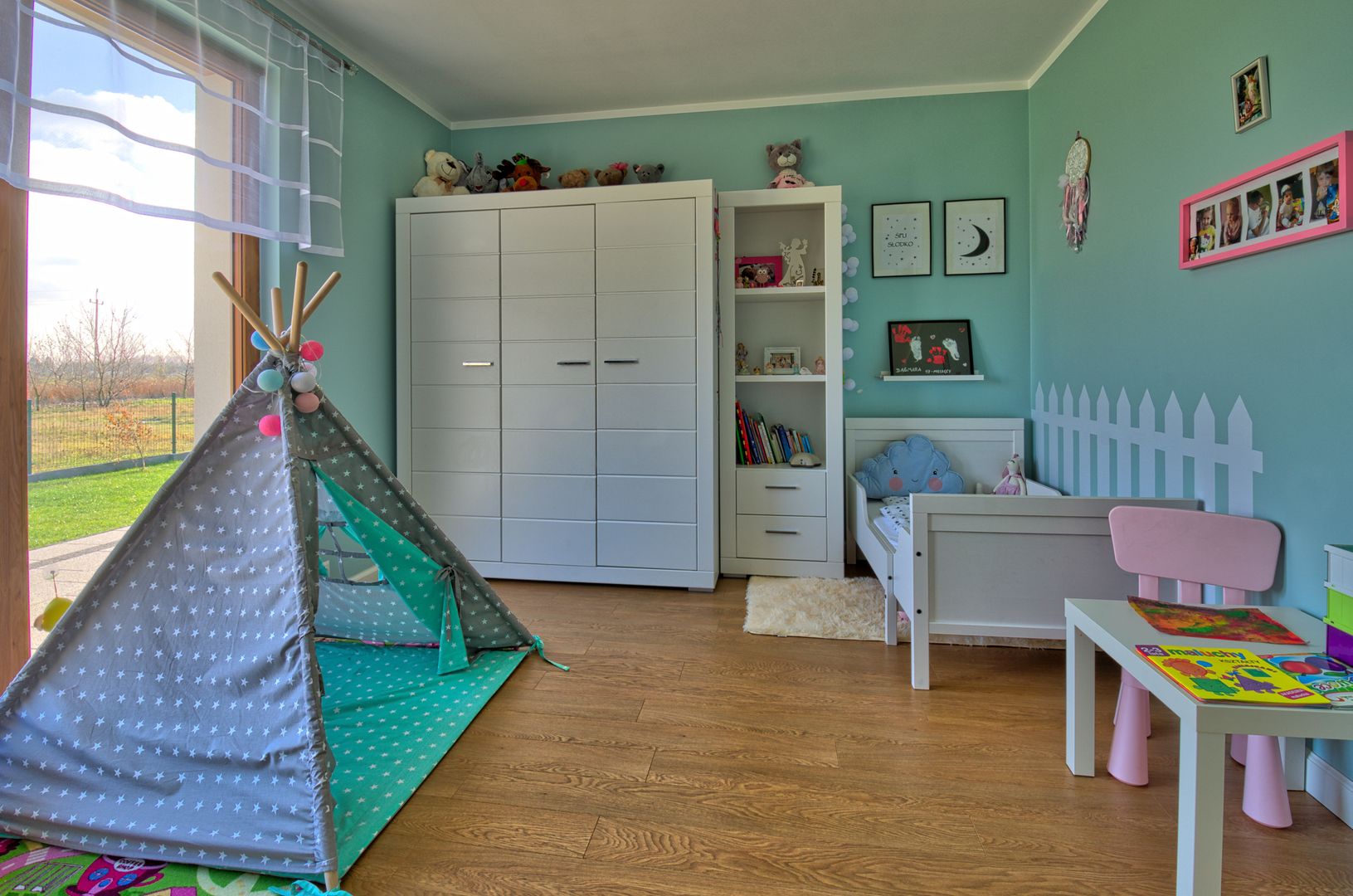 homify Modern nursery/kids room