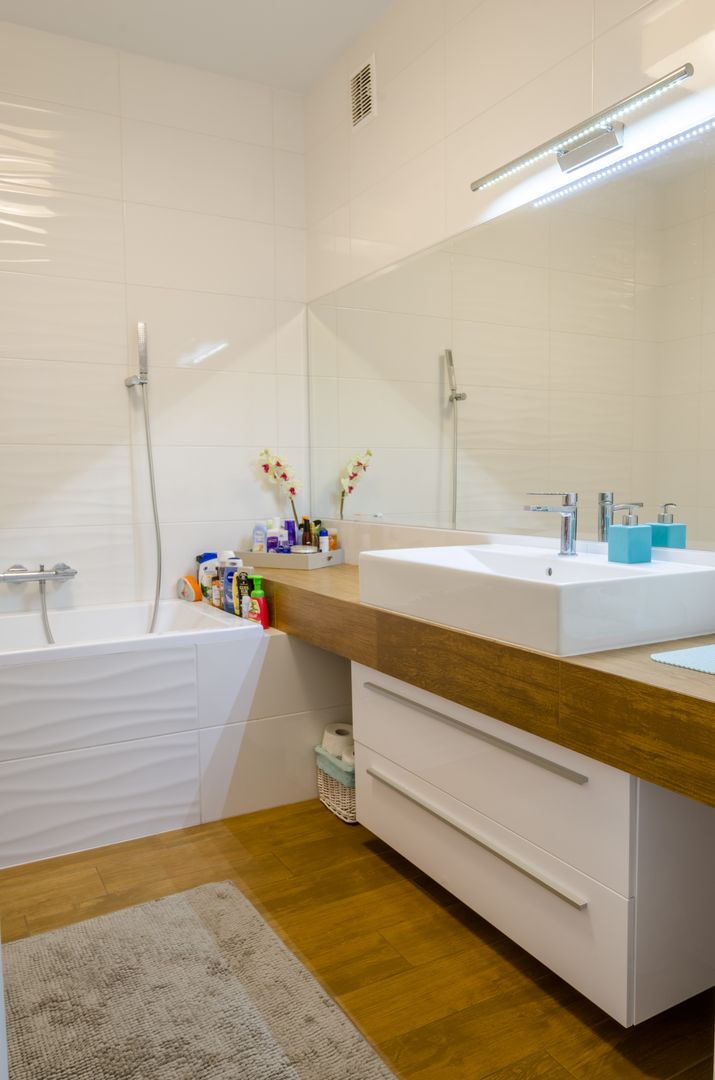 homify Modern bathroom