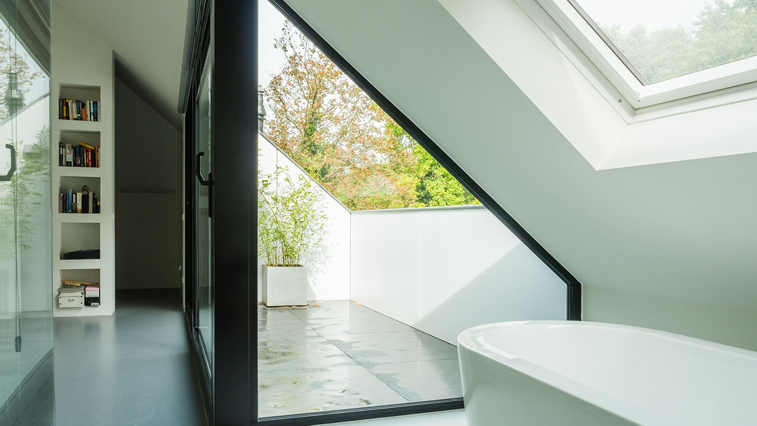 Verbouwing zolder tot luxe slaapkamer met open badkamer, studie en loggia met zicht op het bos, van Os Architecten van Os Architecten ห้องน้ำ