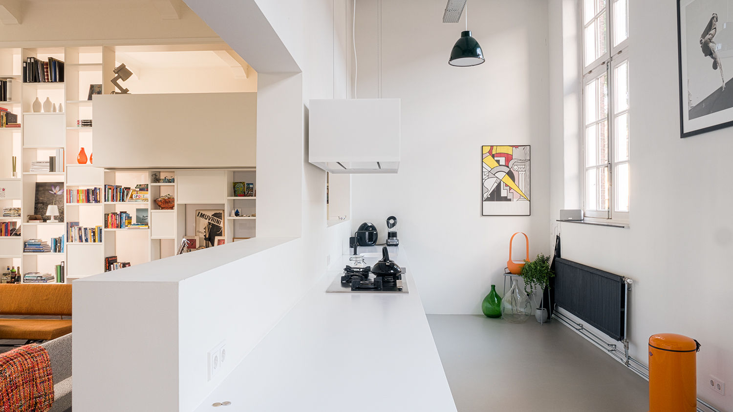 Interieur woning in school met XXL kast met taatsdeur, studie en nieuwe keuken, van Os Architecten van Os Architecten Modern kitchen