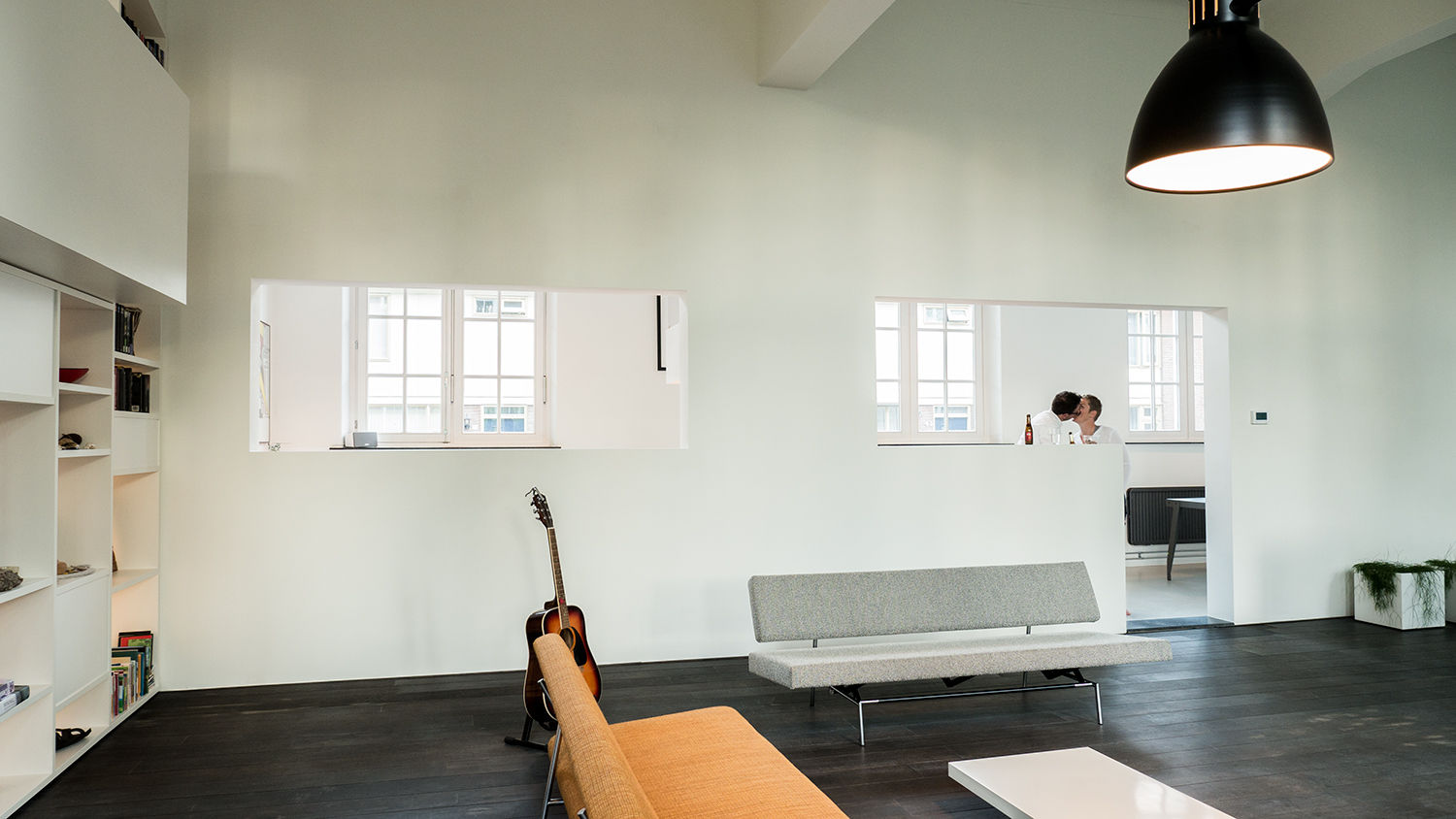 Interieur woning in school met XXL kast met taatsdeur, studie en nieuwe keuken, van Os Architecten van Os Architecten Soggiorno moderno