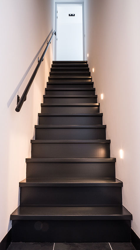 Luxe renovatie met zwevende dakopbouw, maatwerk keuken met zwevend HI-MACS keukenblok en houtfineer kastenwand, van Os Architecten van Os Architecten Modern Corridor, Hallway and Staircase