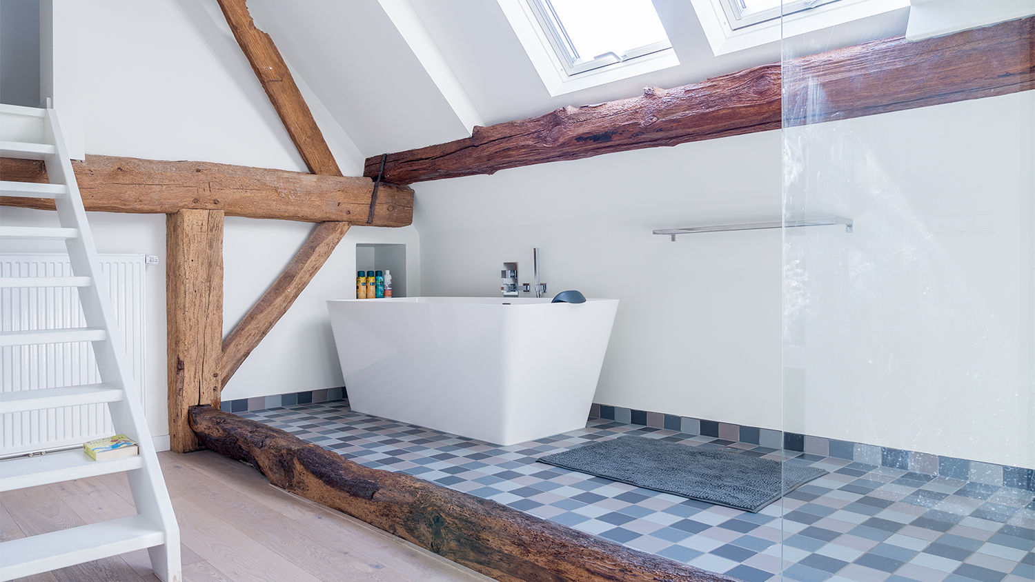 Herindeling woonboerderij met behoud van oude spanten, luxe woonkeuken en open slaapkamer met badkamer in zolder, van Os Architecten van Os Architecten Modern bathroom