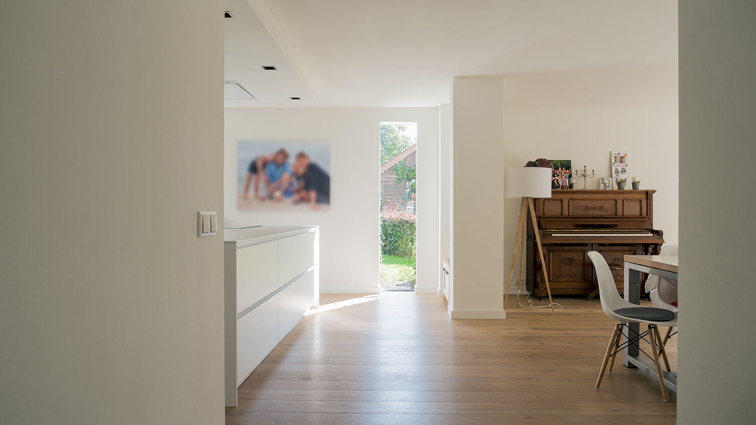 Herindeling woonboerderij met behoud van oude spanten, luxe woonkeuken en open slaapkamer met badkamer in zolder, van Os Architecten van Os Architecten Moderne keukens