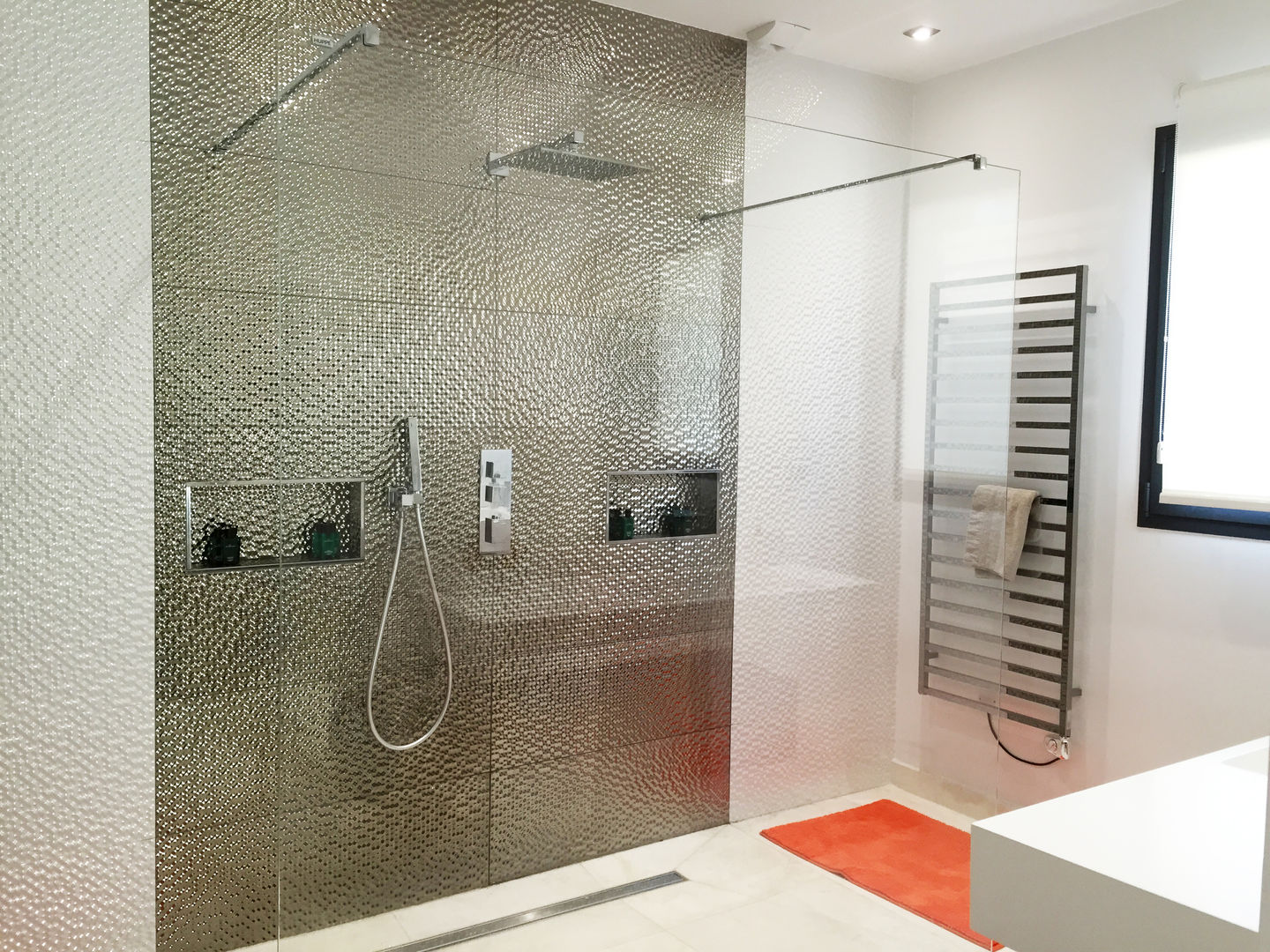 homify Modern Bathroom Glass