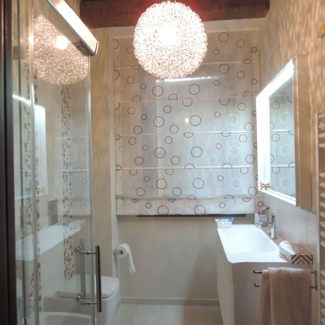 Dettaglio del mobile con lavabo e specchio con cornice Nadia Moretti Bagno moderno bagno,specchio,specchio bagno,bianco,colore