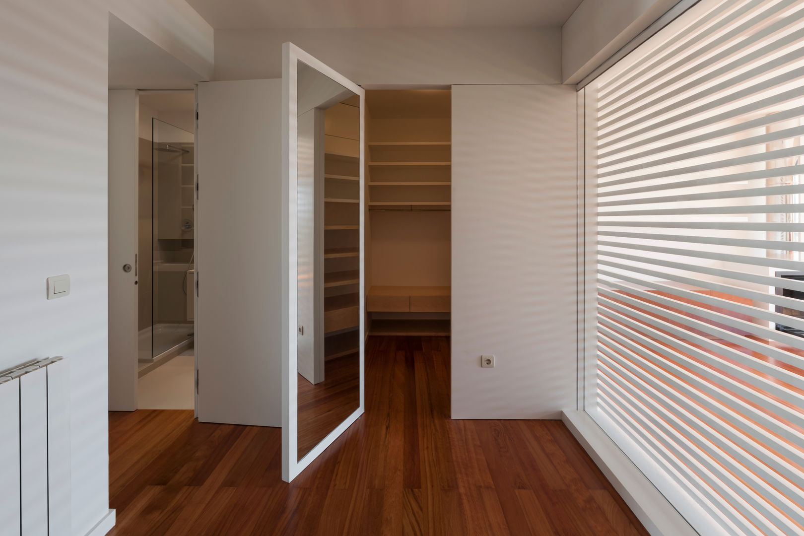 Remodelação de Apartamento em Matosinhos, ABPROJECTOS ABPROJECTOS Modern Giyinme Odası