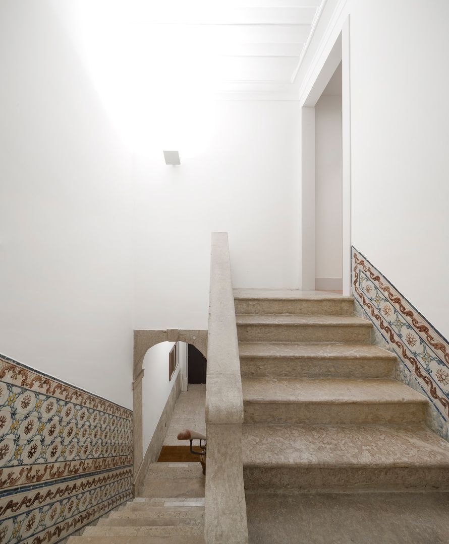 Apartamento ao Camões, Alberto Caetano Alberto Caetano Modern Corridor, Hallway and Staircase