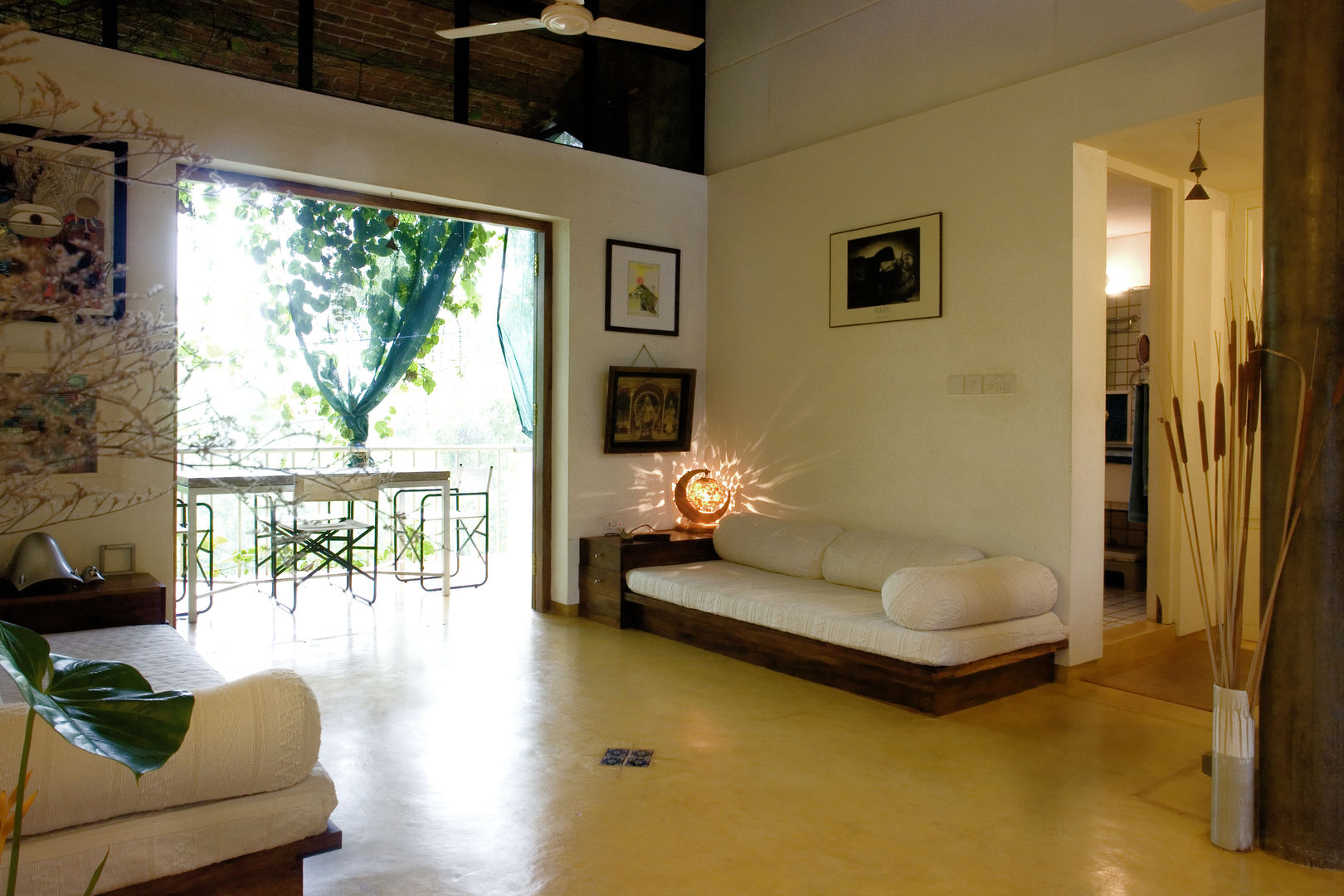 Duplex Apartment, Creativity, Auroville, C&M Architects C&M Architects Вітальня