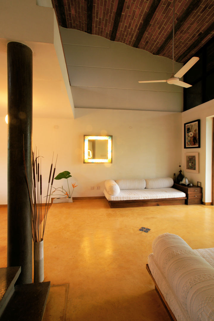 Duplex Apartment, Creativity, Auroville, C&M Architects C&M Architects オリジナルデザインの リビング