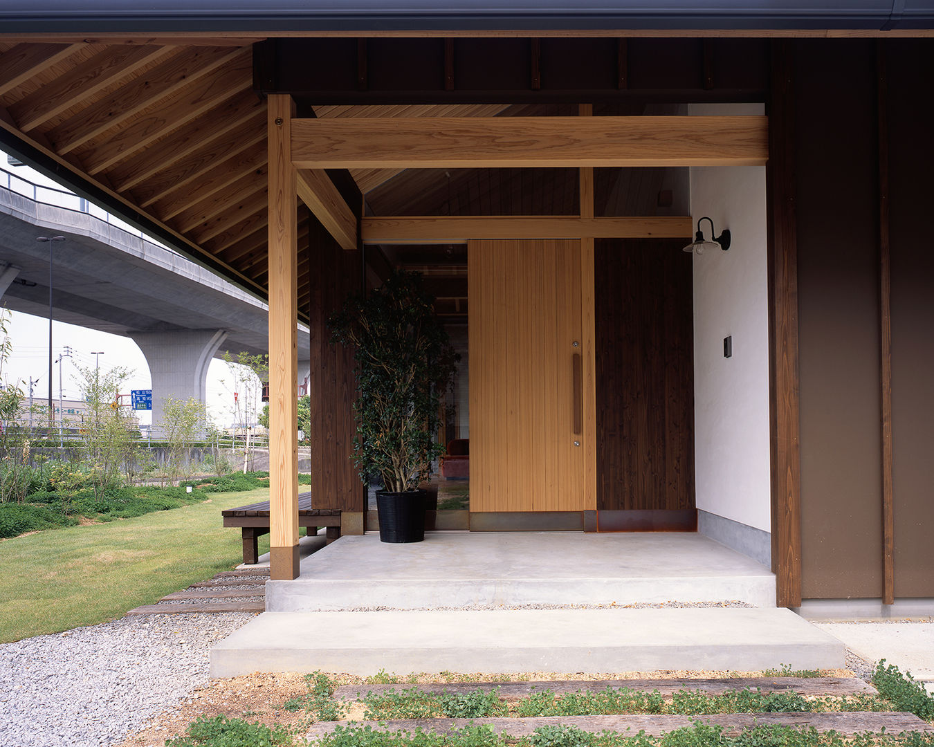 東山崎の家, TENK TENK 亞洲風玄關、階梯與走廊 木頭 Wood effect