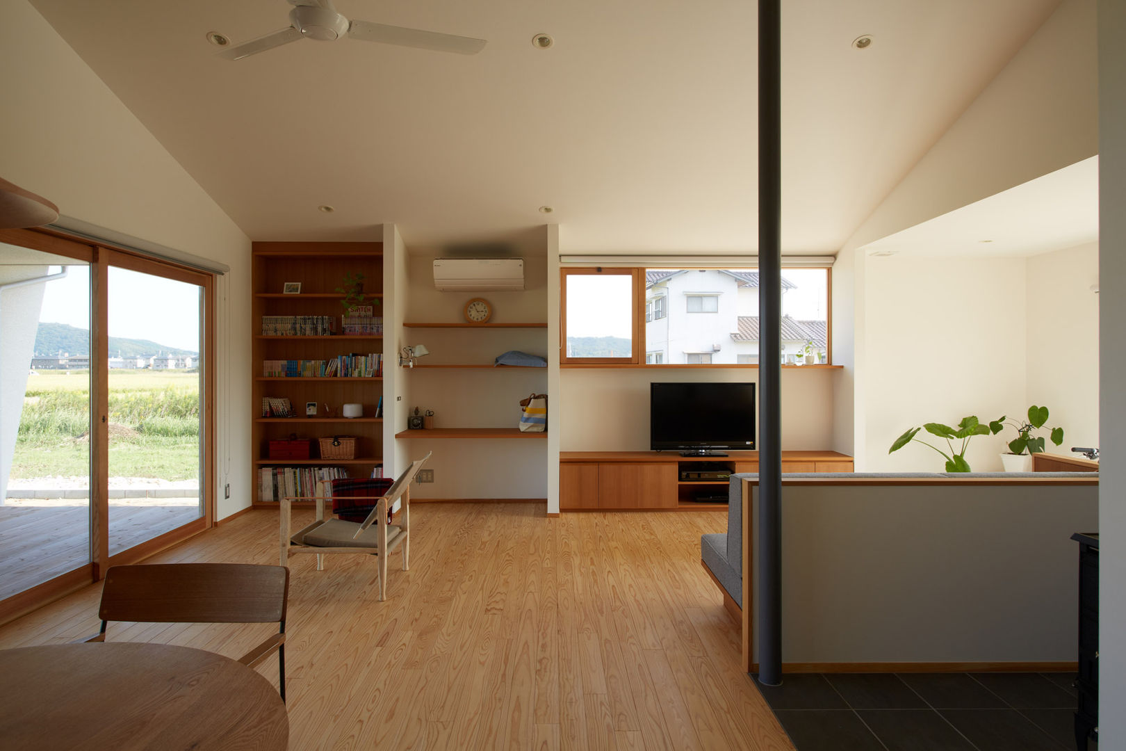 ダイチノイエ, toki Architect design office toki Architect design office Salones de estilo moderno Madera Acabado en madera