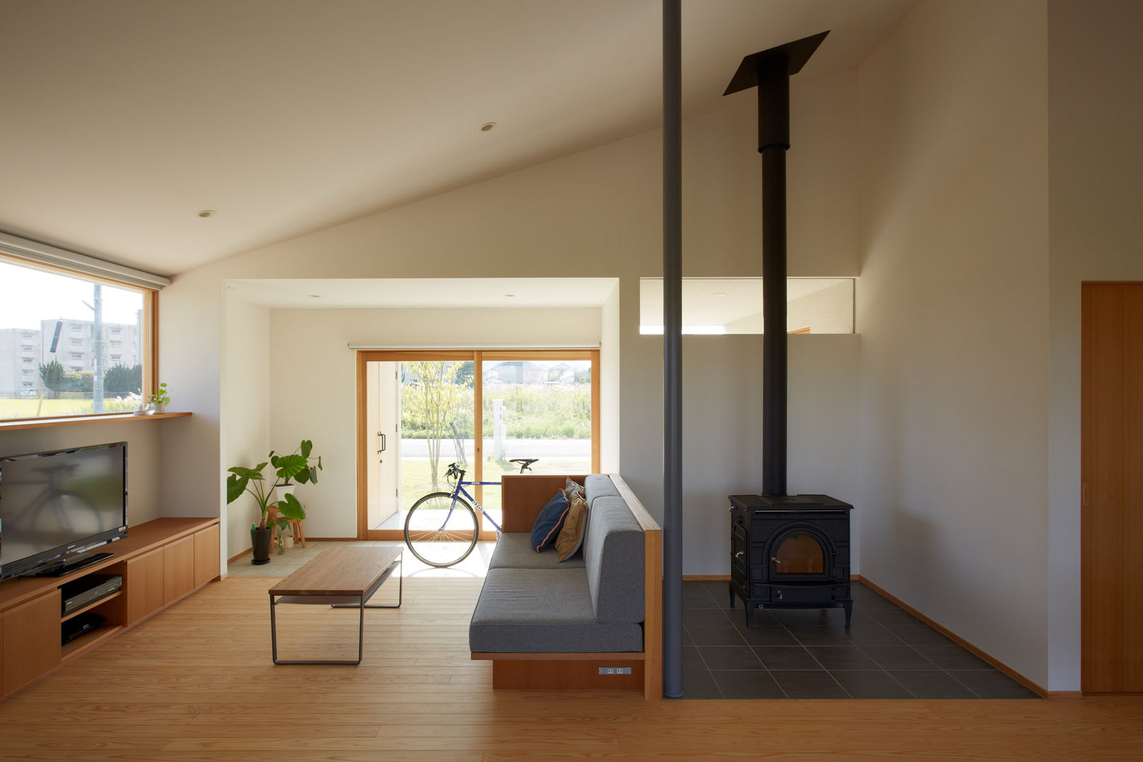 ダイチノイエ, toki Architect design office toki Architect design office Moderne Wohnzimmer Holz Holznachbildung