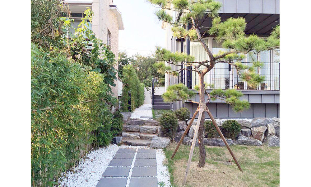 YJ HOUSE , 에이라이브 에이라이브 Pasillos, vestíbulos y escaleras modernos Piedra