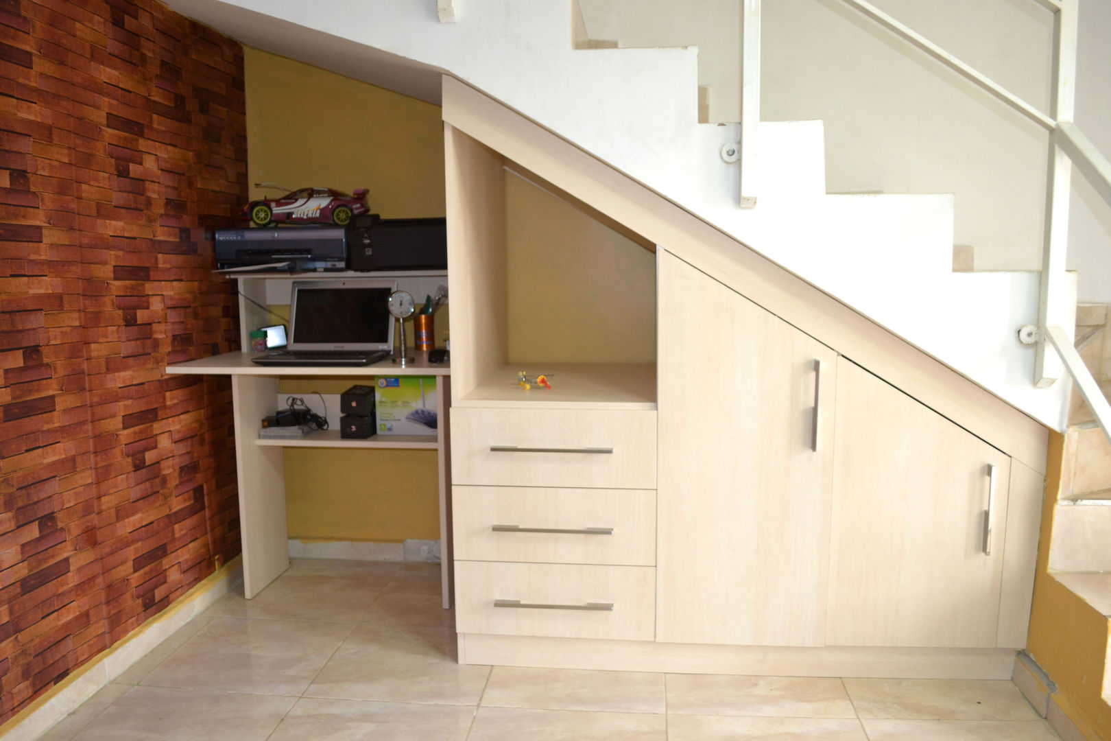 Optimus DMI - Modular Bajo Escalera Loma Real , OPTIMUS DMI OPTIMUS DMI Modern corridor, hallway & stairs چپس بورڈ Storage