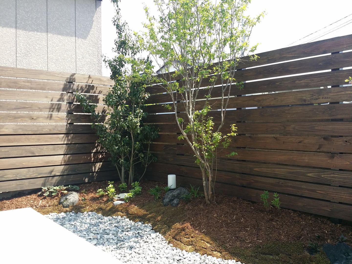 雑木が映えるモダンEXTERIOR, 株式会社 砂土居造園／SUNADOI LANDSCAPE 株式会社 砂土居造園／SUNADOI LANDSCAPE Modern garden Stone Wood effect