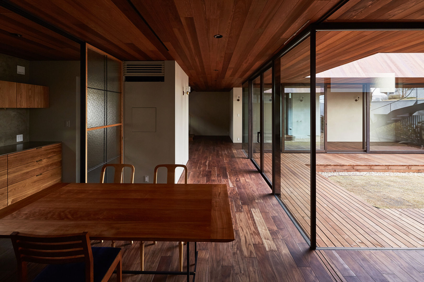 SHIMA, 武藤圭太郎建築設計事務所 武藤圭太郎建築設計事務所 Modern dining room Solid Wood Multicolored