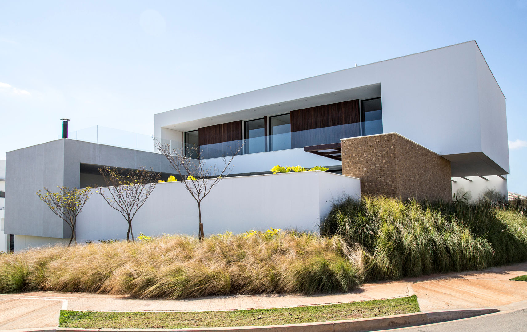 RESIDÊNCIA CS, F:POLES ARQUITETOS ASSOCIADOS F:POLES ARQUITETOS ASSOCIADOS モダンな 家